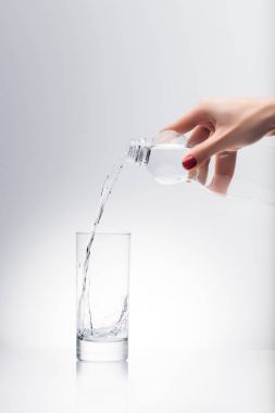 kadın su dökerek bardak cam plastik şişe içine kesilmiş