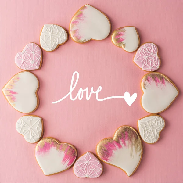 Plochý Ležel Uspořádáním Tvaru Prosklené Srdce Cookies Izolované Růžové Povrchu — Stock fotografie