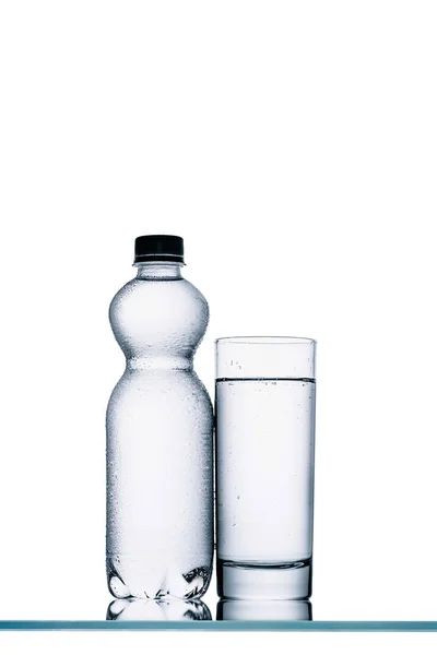 Stillleben Mit Nasser Plastikflasche Wasser Und Glas Isoliert Auf Weiß — Stockfoto