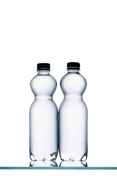 Våta Plast Vattenflaskor Isolerad Vit — Stockfoto