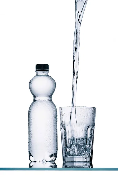 Plastic Fles Water Gieten Glas Geïsoleerd Wit — Stockfoto