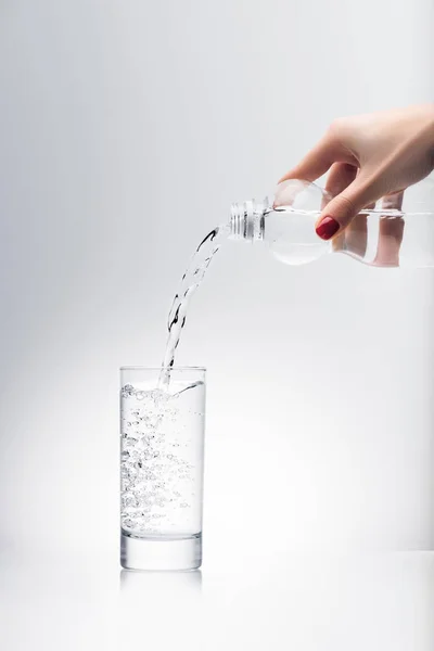 Обрезанный Снимок Женщины Наливающей Воду Стекло Пластиковой Бутылки — стоковое фото