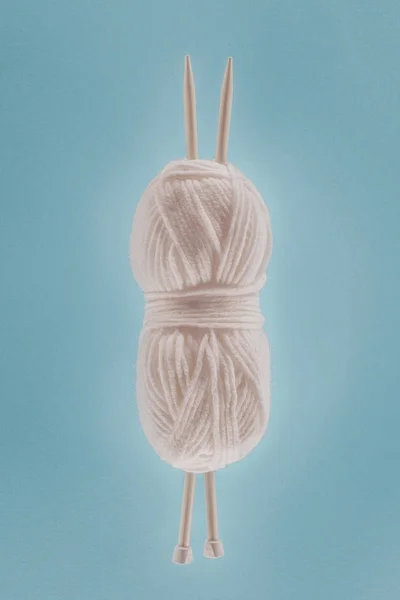 Top View White Knitting Yarn Ball Knitting Needles Isolated Blue — Stock Photo, Image