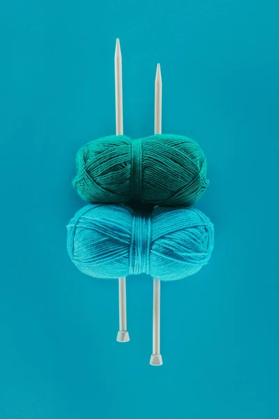 Top View Blue Knitting Yarn Knitting Needles Isolated Blue — Free Stock Photo