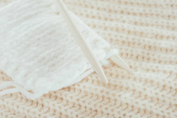 Close Knitting Needles White Woolen Yarn — Stock Photo, Image