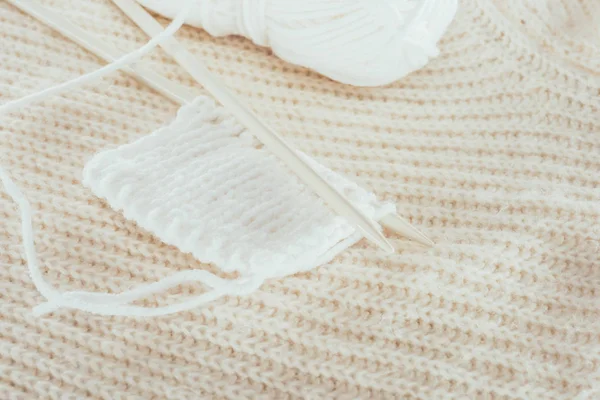 Close Knitting Needles White Woolen Yarn — Stock Photo, Image