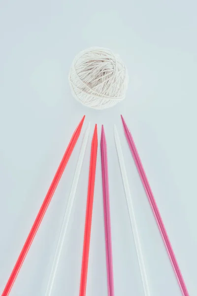 Top View White Yarn Different Knitting Needles Isolated White — Free Stock Photo