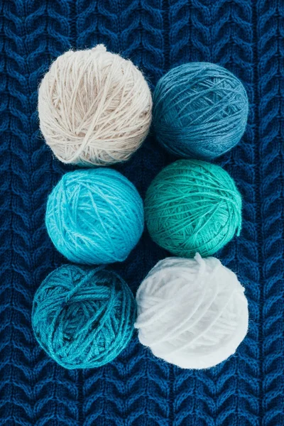 蓝针织不同针织纱球的顶部视图 — 图库照片