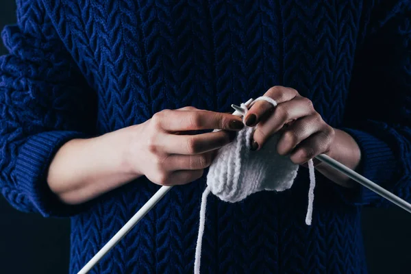 白い羊毛を針で編み物をする女のビューをトリミング — ストック写真