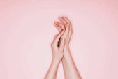 oříznuté záběr ženských rukou s dokonalou pleť izolované na růžová