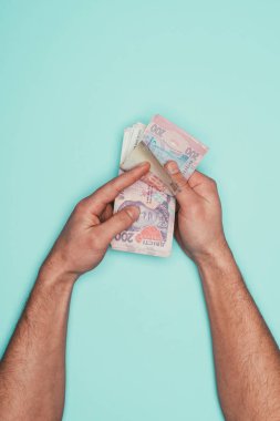 adamın üzerinde turkuaz izole para sayma kırpılmış atış