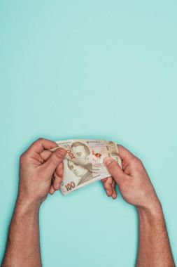 adamın üzerinde turkuaz izole para sayma kırpılmış atış