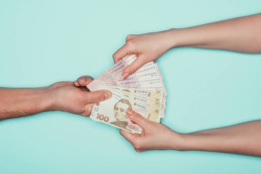 Turkuaz üzerinde izole adam nakit alarak kadının kırpılmış atış