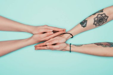 Turkuaz üzerinde izole dua jestler yapma kadınların kırpılmış atış