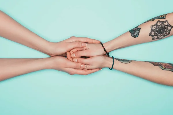 Обрезанный Снимок Чувственных Женщин Держащихся Руки Друг Друга Изолированы Бирюзовый — стоковое фото