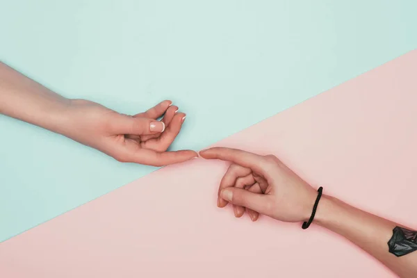 Tiro Cortado Mulheres Tocando Dedos Metade Rosa Turquesa Superfície — Fotografia de Stock