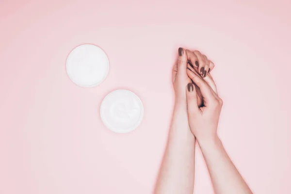 Tiro Recortado Mulher Aplicando Creme Mão Isolado Rosa — Fotografia de Stock