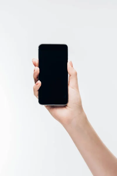 Kırpılan Kadeh Beyaz Izole Smartphone Tutan Kadın — Stok fotoğraf