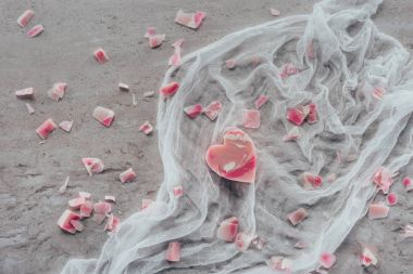 Üstten Görünüm pembe kalp sabun beyaz tül mermer yüzeyi Tarih şeklinde