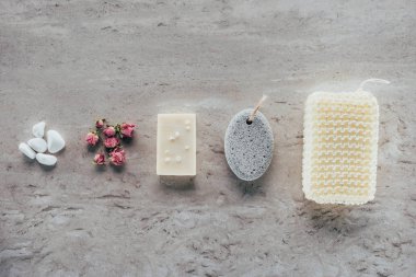 Ana sayfa görünümü taş, kurutulmuş gül, doğal sabun, pomza ve banyo sünger spa mermer yüzeyi için
