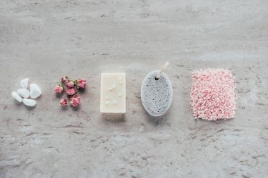 Ana sayfa görünümü taş, kurutulmuş gül, doğal sabun, pomza ve Himalaya tuz spa mermer yüzeyi için
