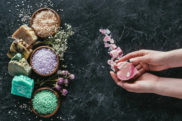 Vue Recadrée Des Mains Féminines Avec Savon Fait Maison Forme — Photo