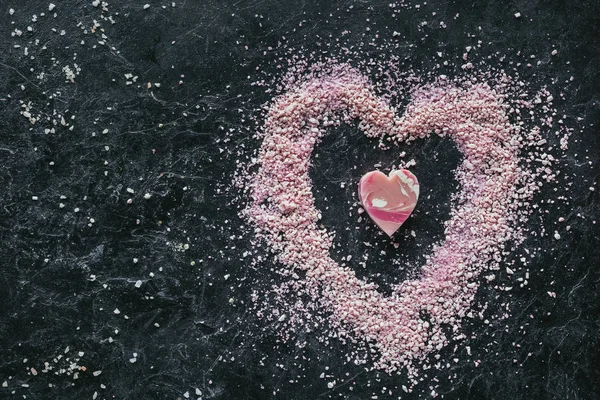 Üstten Görünüm Pembe Kalp Şekilli Sabun Siyah Mermer Yüzey Spa — Stok fotoğraf