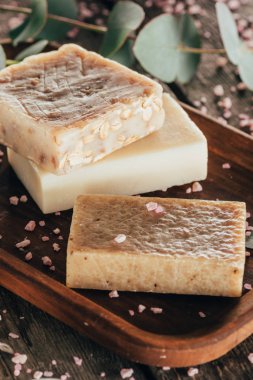 doğal sabun ve tuz spa ahşap tahta üzerinde için yakın çekim