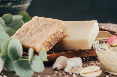 ev yapımı doğal sabun, okaliptüs ve spa ahşap tahta üzerinde için tuz
