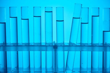cam tüpler mavi kimyasal analiz için stand