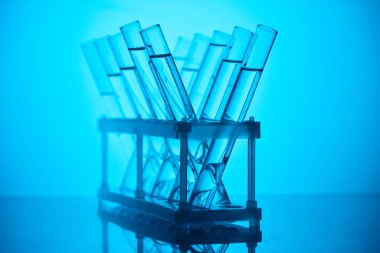 cam tüp sıvı mavi kimyasal testi için stand ile