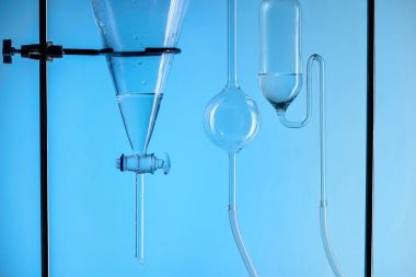 laboratuvar mavi üzerinde izole madde ile kimyasal testi