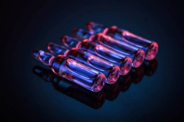 şeffaf cam ampul ile sıvı tablo satırı