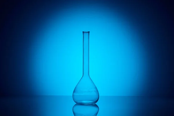 Ett Genomskinligt Glas Kolven Reflekterande Tabell Laboratorium Blå — Stockfoto