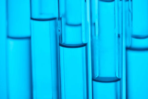 Vista Ravvicinata Tubi Vetro Con Liquido Test Scientifici Blu — Foto Stock