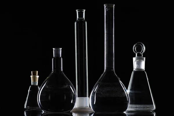Frascos Vidro Transparentes Com Substância Laboratório Sobre Preto — Fotografia de Stock