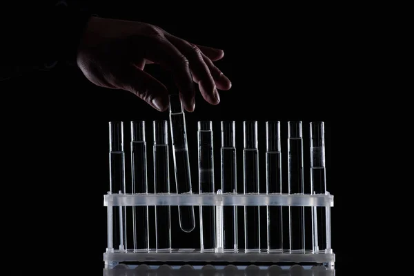 Abgeschnittenes Bild Einer Chemikerin Die Glasröhrchen Isoliert Auf Schwarz Aus — Stockfoto