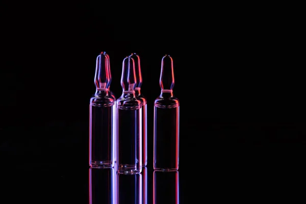 Ampollas Vidrio Transparente Con Líquido Sobre Mesa Negro — Foto de Stock