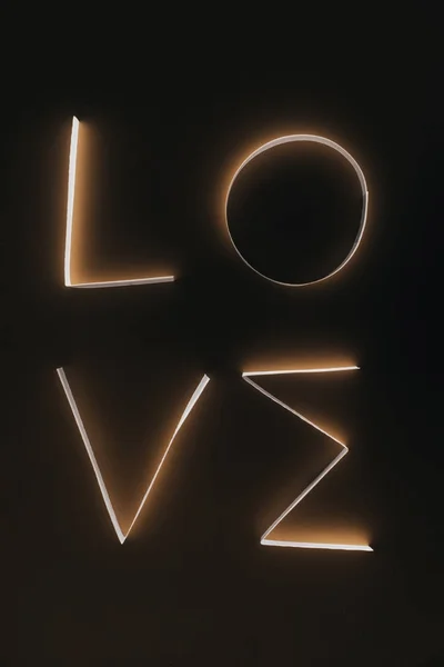 Woord Love Gemaakt Van Papier Strepen Donker Oppervlak — Gratis stockfoto