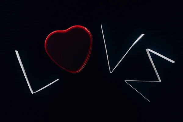 Woord Love Gemaakt Van Papier Strepen Rood Hart Geïsoleerd Zwart — Gratis stockfoto