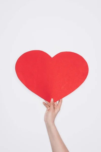 Tiro Recortado Mujer Sosteniendo Corazón Rojo Aislado Blanco — Foto de stock gratuita