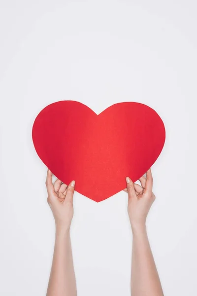 Tiro Recortado Mulher Segurando Coração Vermelho Isolado Branco — Fotografia de Stock