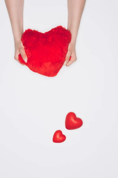 Обрізаний Знімок Жінки Стискає Яку Червону Подушку Серця Ізольовано Білому — Безкоштовне стокове фото
