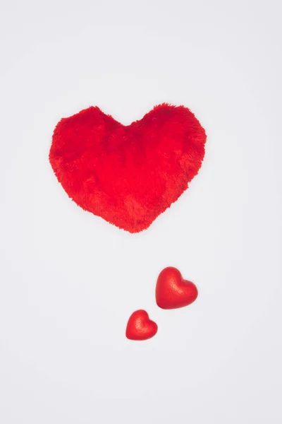 Rote Herzen Als Valentinstag Komposition Isoliert Auf Weißem Valentinstag Konzept — kostenloses Stockfoto