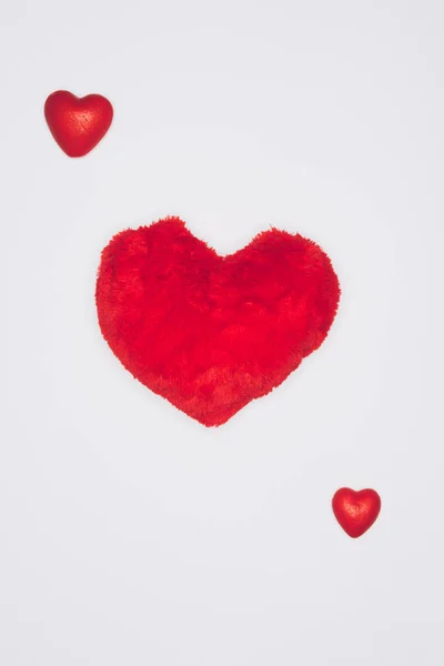 Top View Red Hearts Composition Isolated White Valentines Day Concept — Free Stock Photo