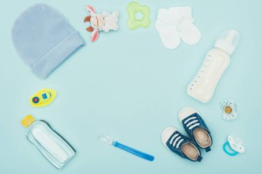 Bebek giysileri, aksesuarları ve mavi izole süt Üstten Görünüm