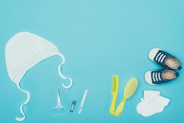 Bebek giysileri ve aksesuarları mavi izole Üstten Görünüm