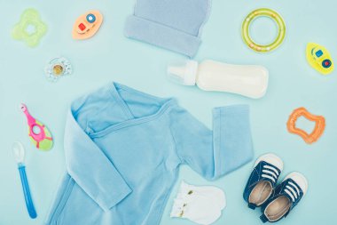 Bebek giysileri ve aksesuarları mavi izole süt ile Üstten Görünüm