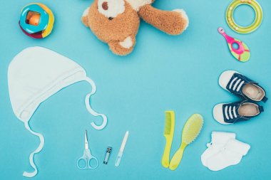 oyuncak ayı ve bebek elbiseleri mavi izole ekipman ile Üstten Görünüm