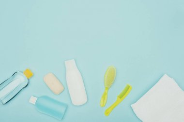 Mavi izole üstten görünüm dağınık banyo aksesuarları